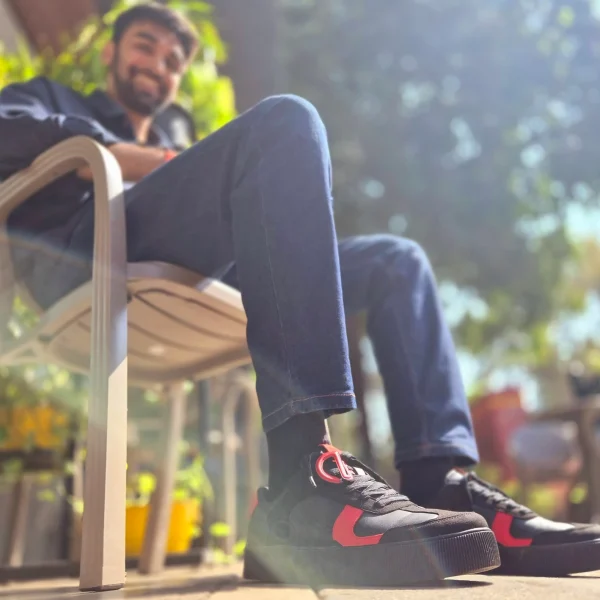 CHNKS customer review – Ronit Jain wearing CHNKS VINYL black sneakers for men, stylish and comfortable Indian sneakers