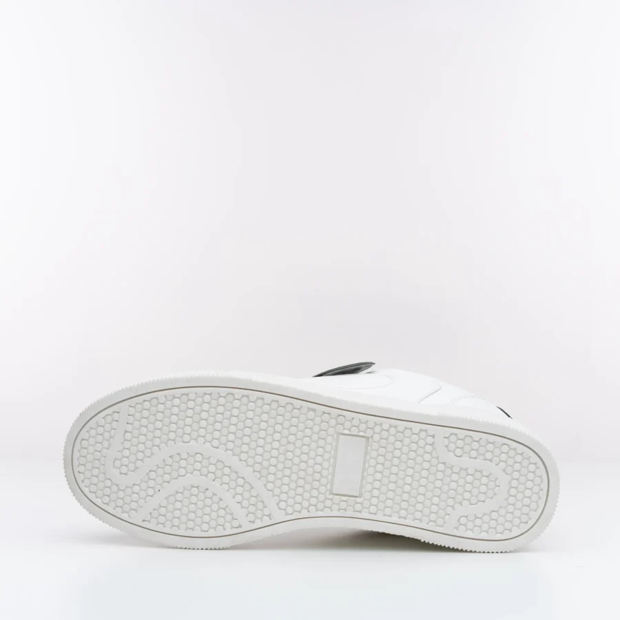 Icy CHNKS sole view – durable outsole with textured grip for daily wear